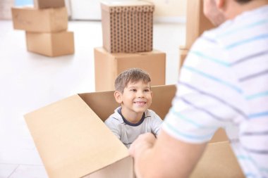 Baba oğul eğleniyor. 