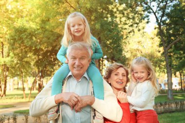 Yaşlı çift granddaughters Park ile
