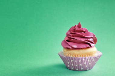 Renkli arkaplanda lezzetli bir kek