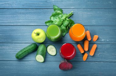 Gözlük ile çeşitli taze sıkılmış meyve suları ve malzemeler