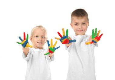 Beyaz arka plan üzerinde boya ellerinde küçük sevimli çocukla