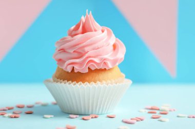 Arka plan bulanık üzerinde nefis kek