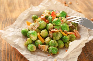 Brussel Filiz salatası parşömen üzerine