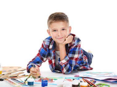 Sevimli küçük çocuk karşı beyaz arka plan boyama