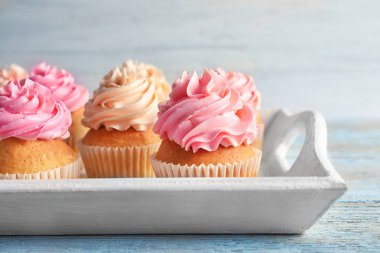 Lezzetli kekler tepsi