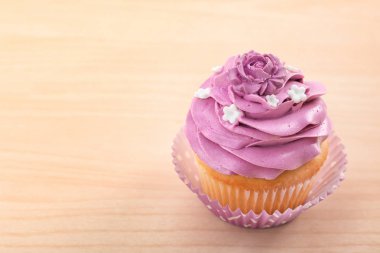 Hafif ahşap arka plan üzerinde güzel cupcake
