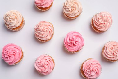 Beyaz arka plan üzerinde birçok lezzetli kek