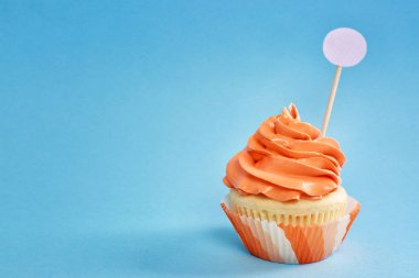 Renkli arkaplanda lezzetli bir kek