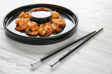 Plaka lezzetli taze karides sepeti ve sos ile 