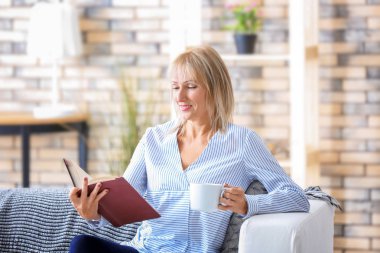  Kadın kitap okuyor. 