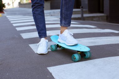 Hippi kız sokakta kaykay ile