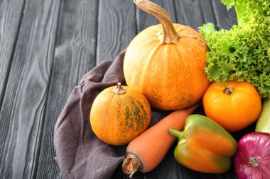 Tahta masada taze sebzeler.