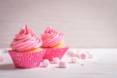 Ahşap masa üzerinde nefis kek