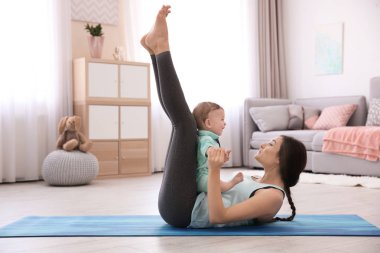 Genç anne bebek evde Yoga yapıyordum