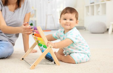 Anne bebek çocuk evde oynamak ile