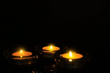 Koyu arkaplanda mumlar yakılıyor