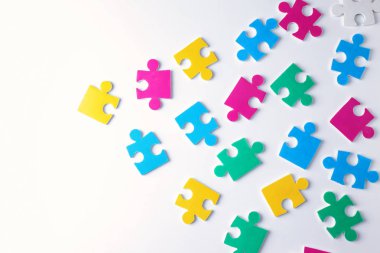 Beyaz arka plan üzerinde farklı bulmacalar. Otizm kavramı