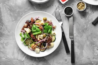 Taze sebze salatası.