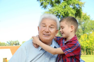 Torunu Park ile yaşlı adam