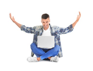 Bilgisayarlı genç adam