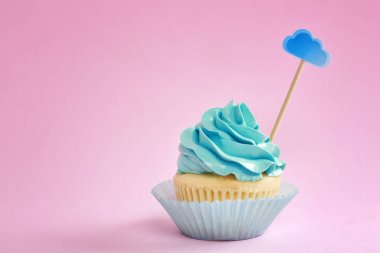 Renkli arkaplanda lezzetli bir kek