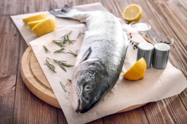 Kurulu taze Çiğ somon ile 