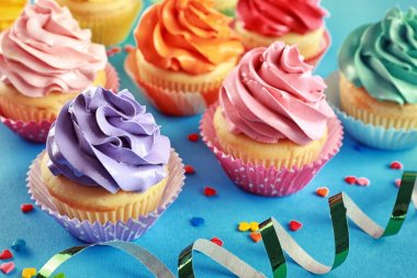 Lezzetli şenlikli cupcakes 