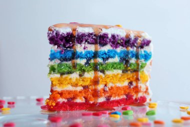 Karamel tepesi ile lezzetli gökkuşağı pasta