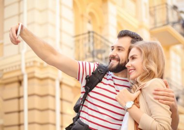 Genç turist selfie sokakta çekici çift