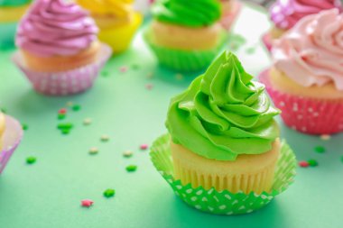 Renkli arka planda lezzetli kekler