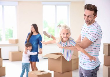 Baba ve kızı eğleniyor. 