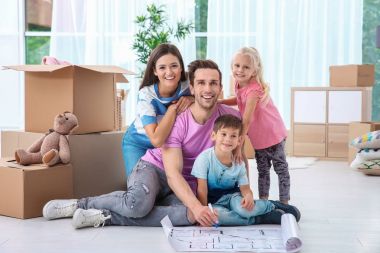 Katta kapalı ev planı ile mutlu aile