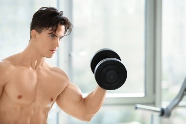 eğitim kas genç adam 