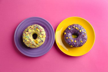 Lezzetli sırlı çörek ile plakalar 