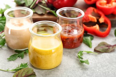 Kavanoz salata için lezzetli farklı sos ile 