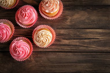 Ahşap masa üzerinde nefis kek