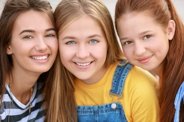 Retrato de meninas adolescentes bonitos ao ar livre — Fotografia de Stock