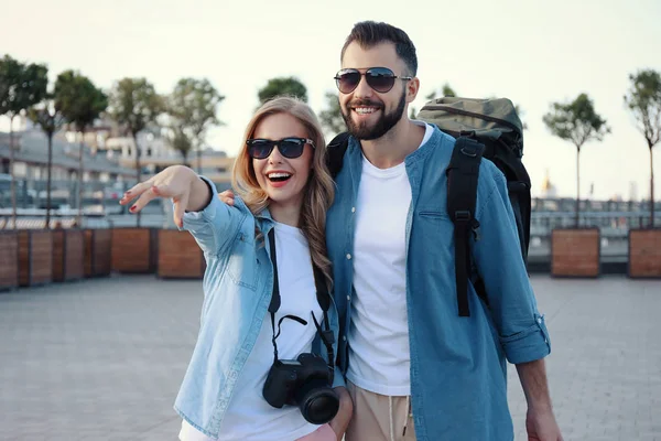 Pareja de turistas jóvenes al aire libre —  Fotos de Stock