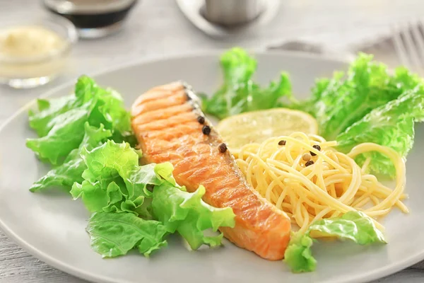 Placa con sabroso salmón a la parrilla — Foto de Stock