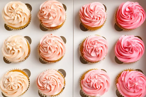 Deliciosos cupcakes en caja — Foto de Stock