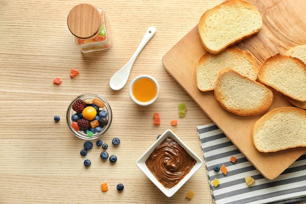 Composición con tostadas frescas y crujientes —  Fotos de Stock