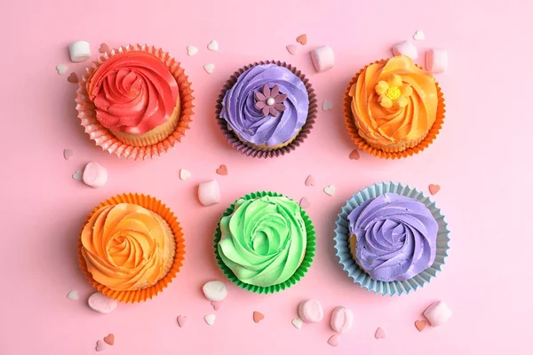 Cupcakes saborosos no fundo da cor — Fotografia de Stock