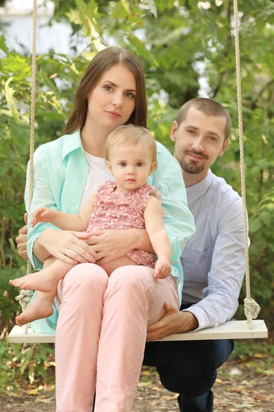 若い家族とスイング アウトドアでかわいい赤ちゃん — ストック写真