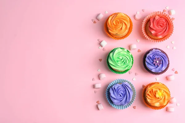 Sabrosos cupcakes sobre fondo de color —  Fotos de Stock