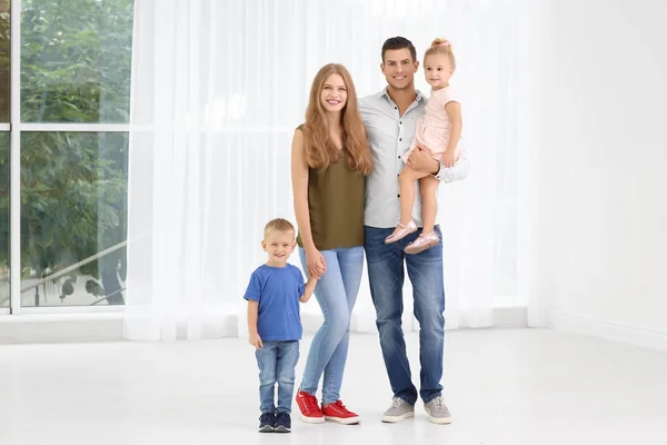 Glückliche Familie in ihrem neuen Haus — Stockfoto