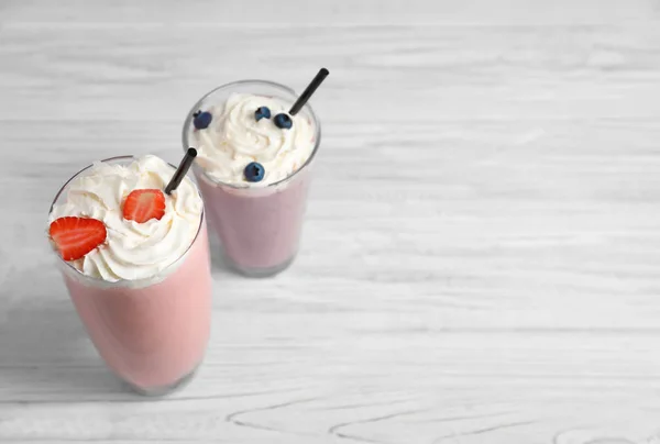 Différents milkshakes dans les verres — Photo