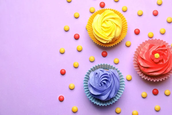 Νόστιμα cupcakes σε φόντο χρωμάτων — Φωτογραφία Αρχείου