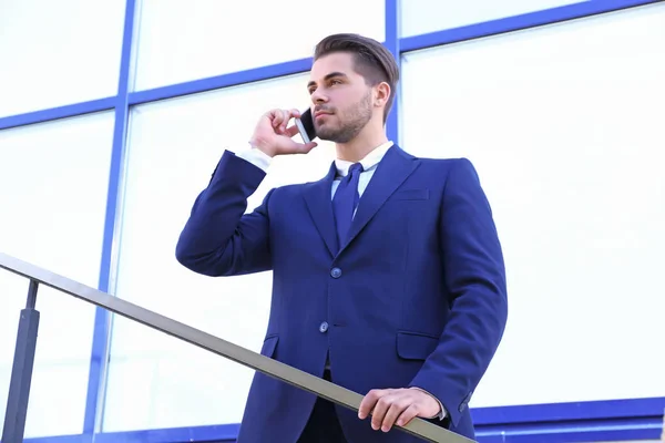 Handsome businessman talking on mobile phone — Stock Photo, Image