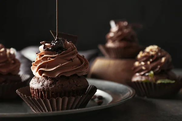 Cupcake de chocolate saboroso — Fotografia de Stock