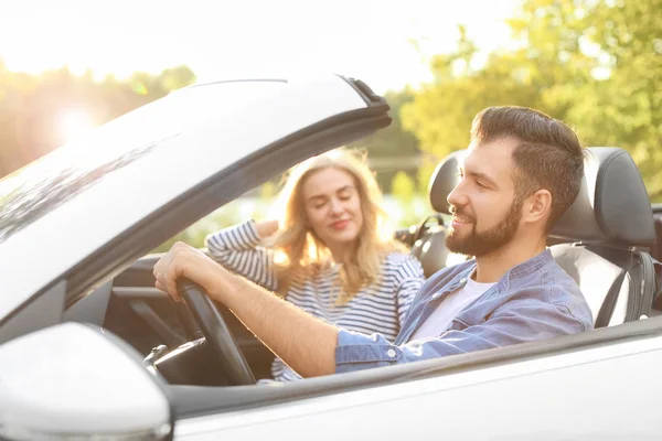 Jovem casal feliz no carro em viagem — Fotografia de Stock